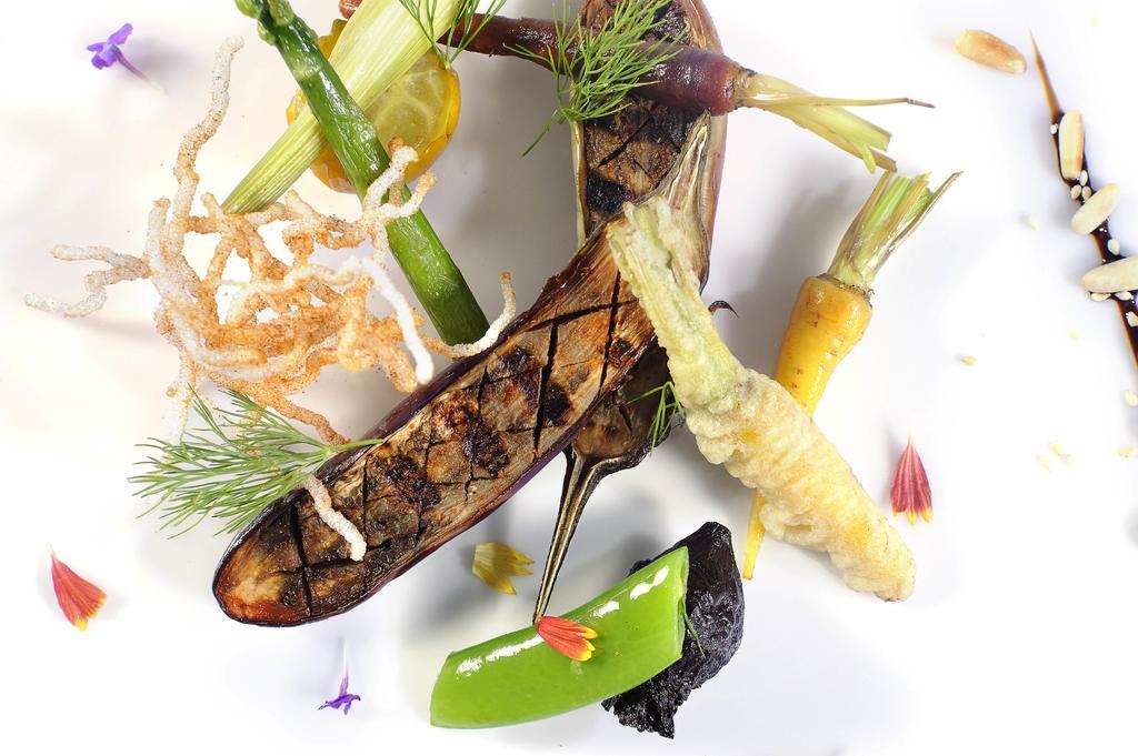 Sun City Hotel - The Gabriel Káhira Exteriér fotografie Aubergine and asparagus
